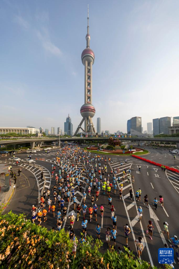 2025年上海半程马拉松赛开跑