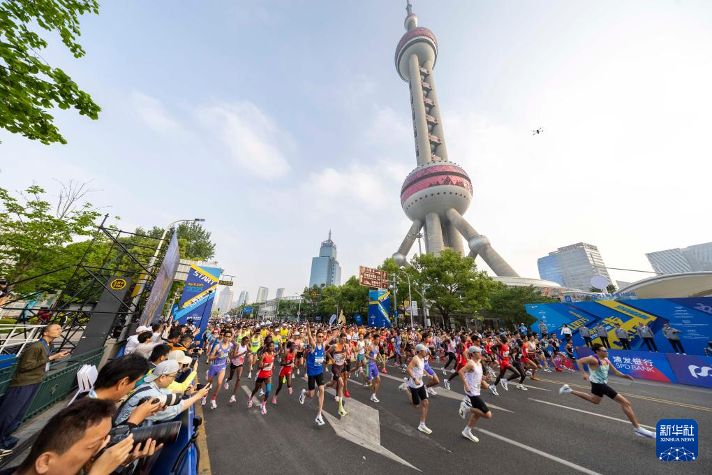 2025年上海半程马拉松赛开跑