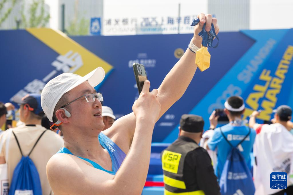 2025年上海半程马拉松赛开跑