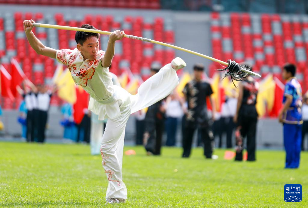 全民健身——乌鲁木齐：英姿少年展风采