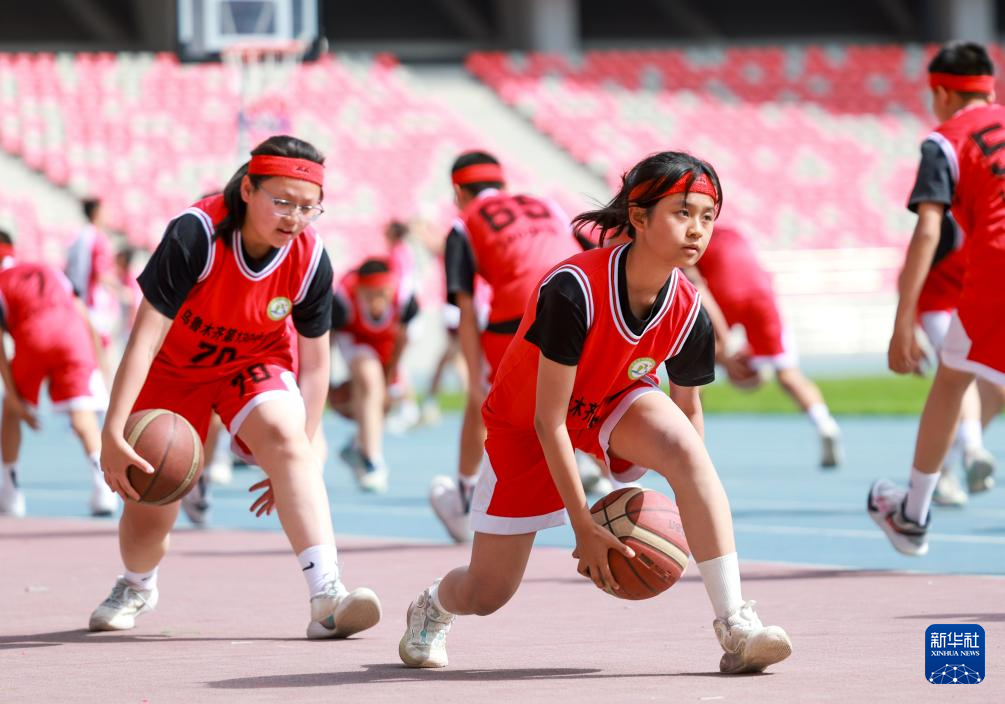 全民健身——乌鲁木齐：英姿少年展风采