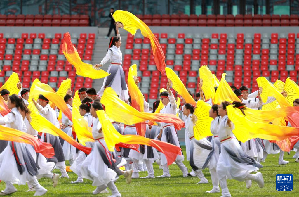 全民健身——乌鲁木齐：英姿少年展风采