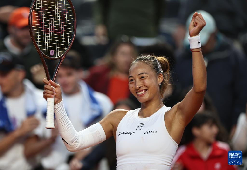网球——WTA1000罗马站：郑钦文晋级16强