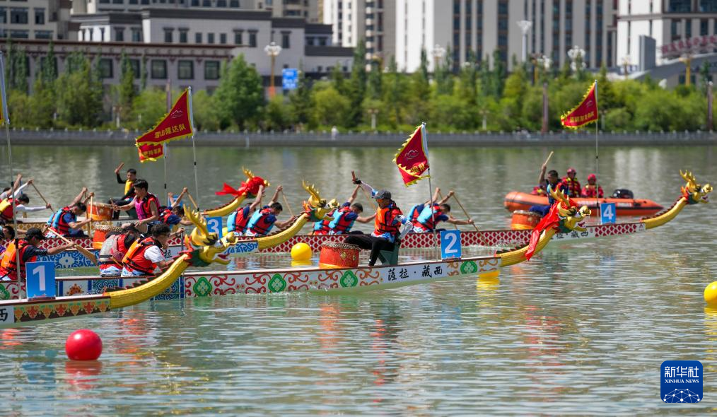 西藏:高原上赛龙舟