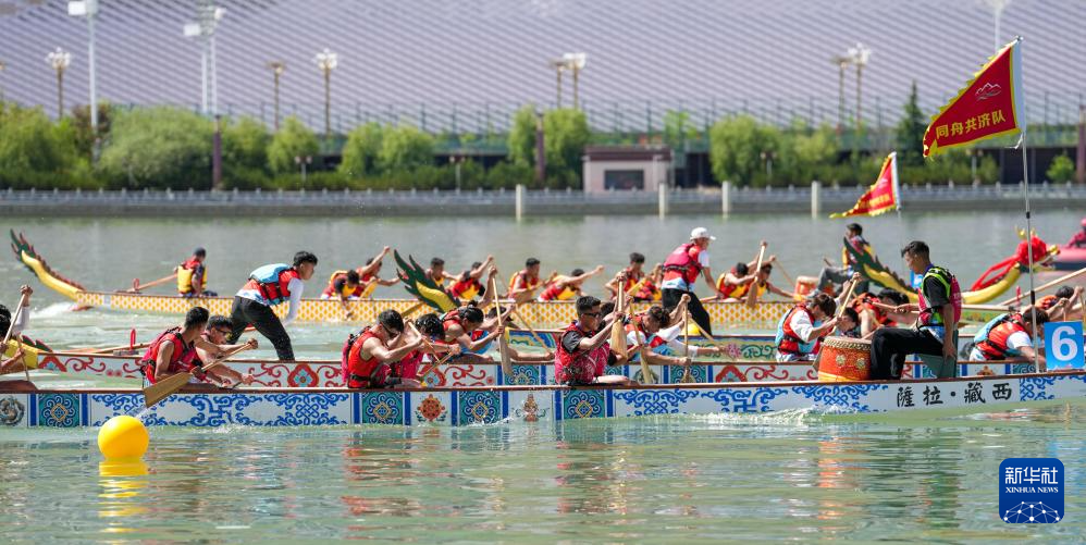 西藏:高原上赛龙舟