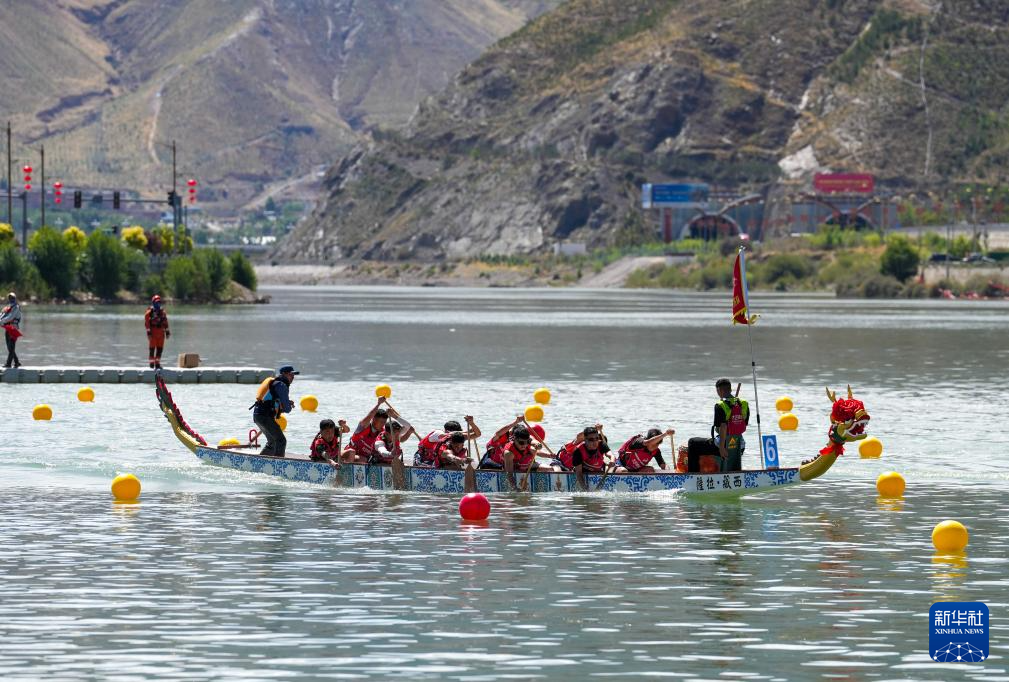 西藏:高原上赛龙舟