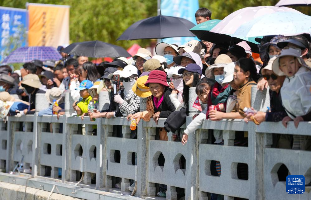 西藏:高原上赛龙舟