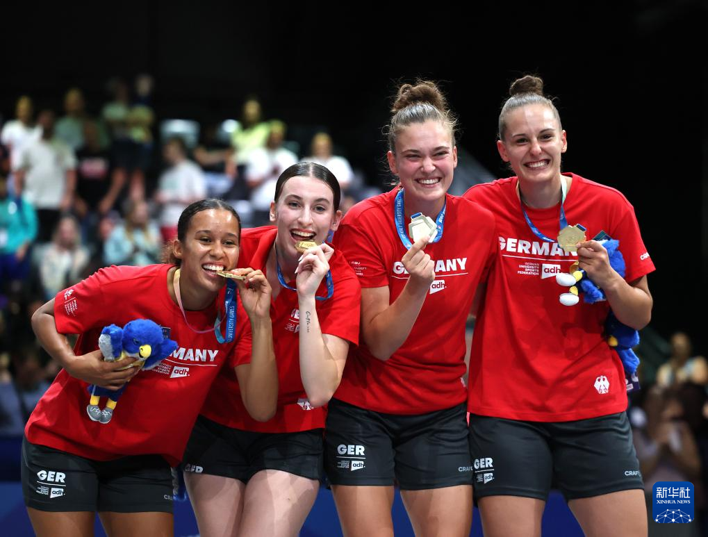 大运会——中国队获女子三人篮球亚军