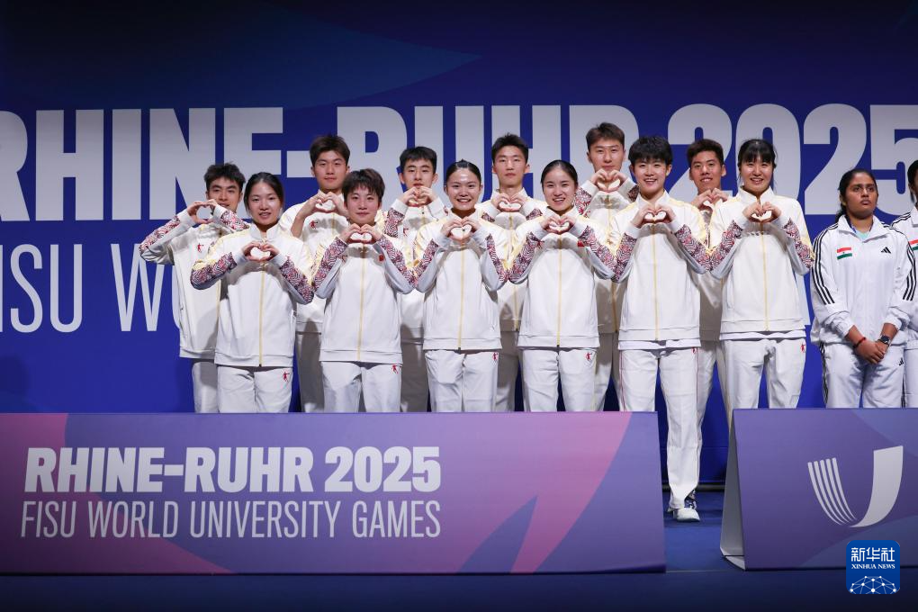 大运会——中国队获得羽毛球混合团体冠军