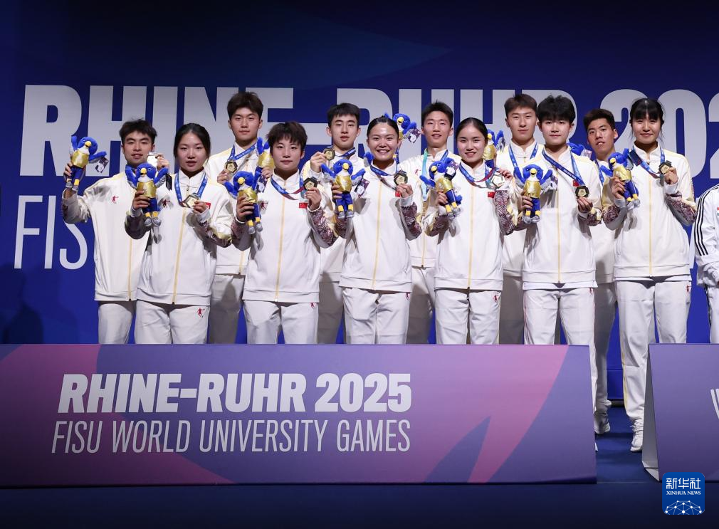 大运会——中国队获得羽毛球混合团体冠军