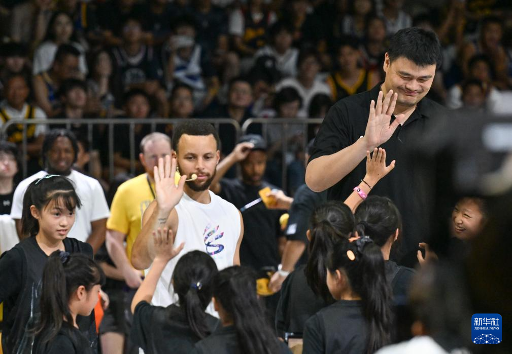 篮球——姚明亮相“库里训练营”活动