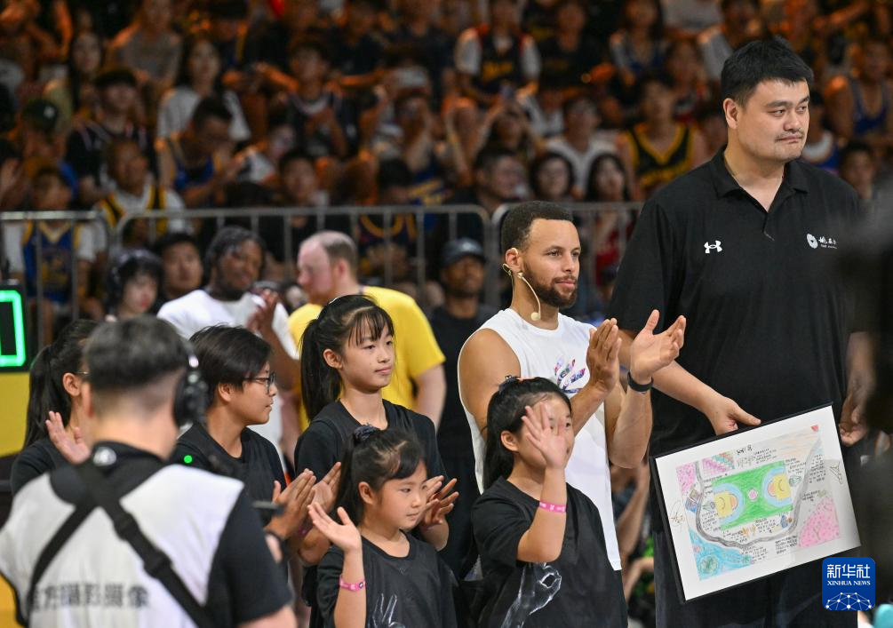 篮球——姚明亮相“库里训练营”活动