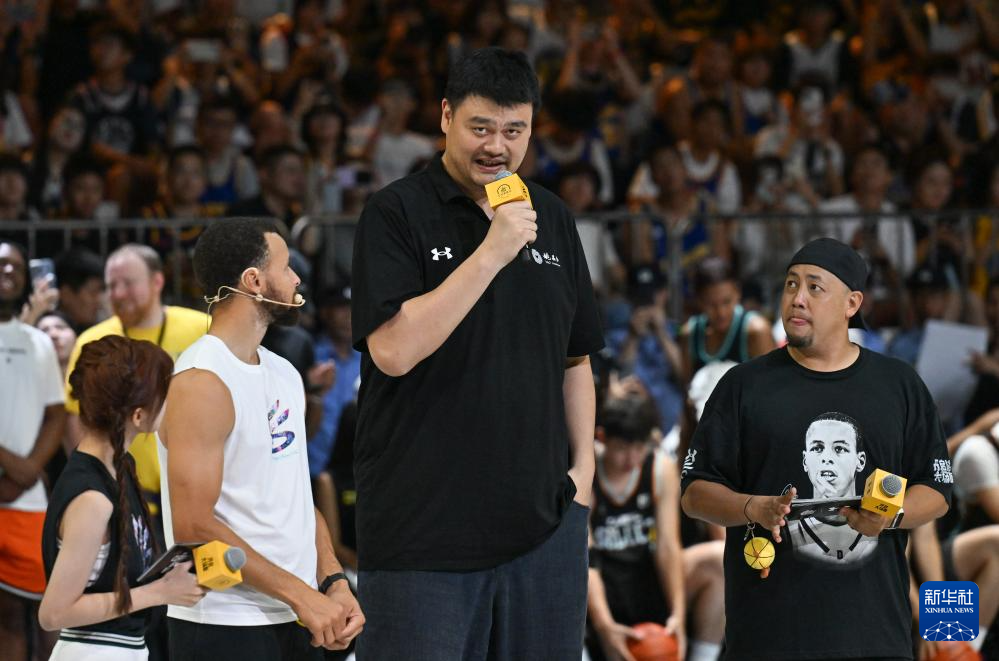 篮球——姚明亮相“库里训练营”活动