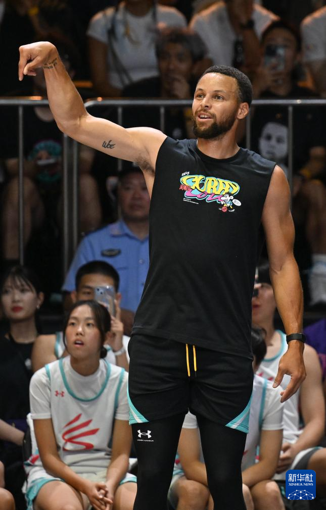 篮球——姚明亮相“库里训练营”活动