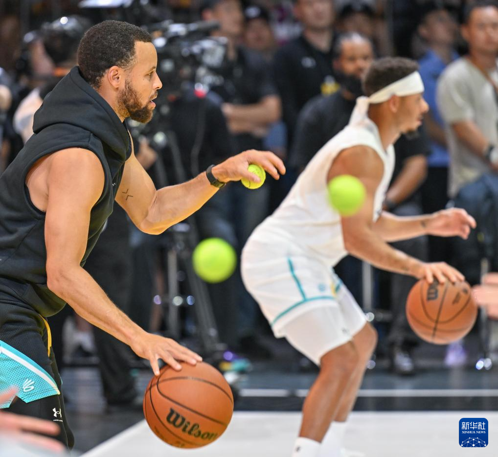 篮球——姚明亮相“库里训练营”活动