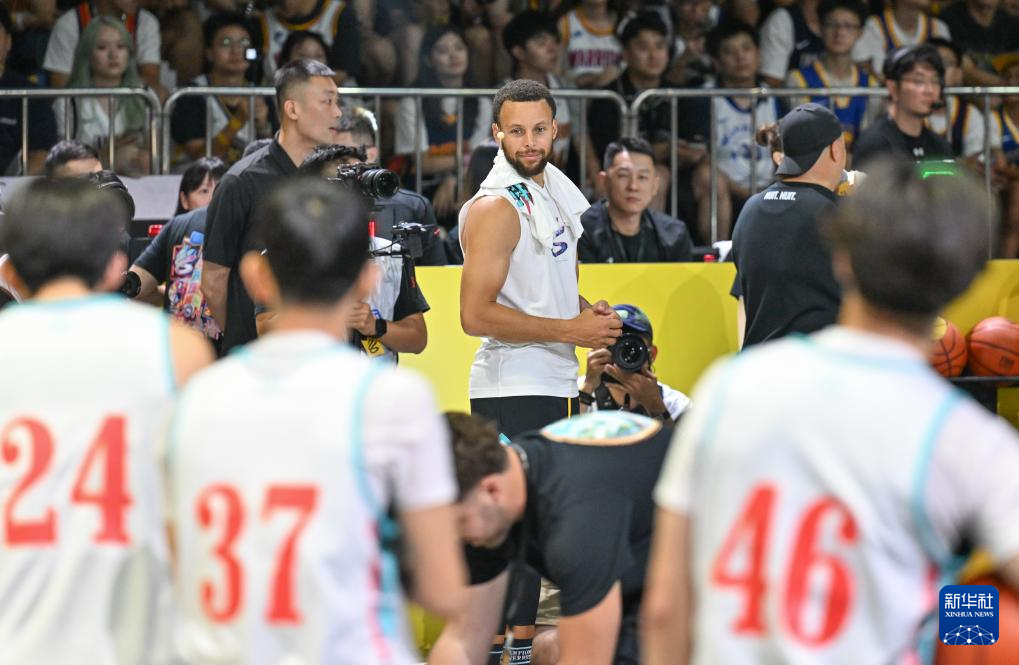 篮球——姚明亮相“库里训练营”活动