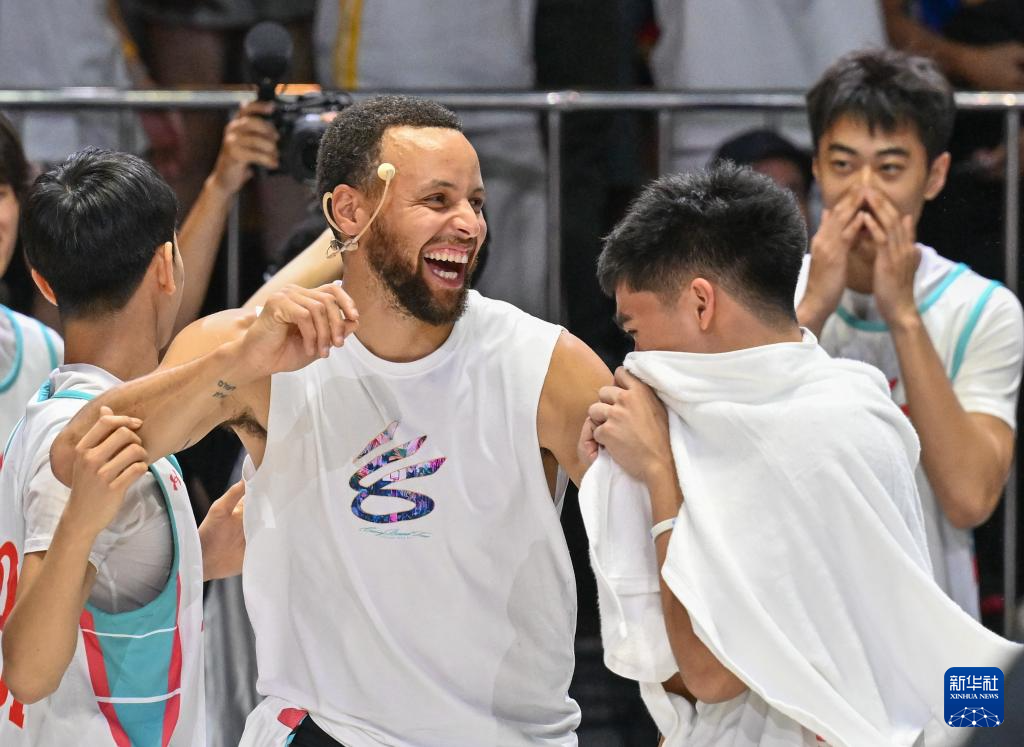 篮球——姚明亮相“库里训练营”活动