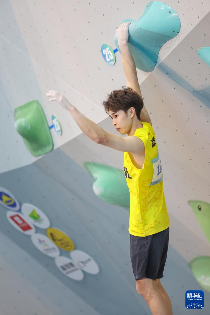 全国攀岩锦标赛:潘愚非获得男子攀石决赛冠军