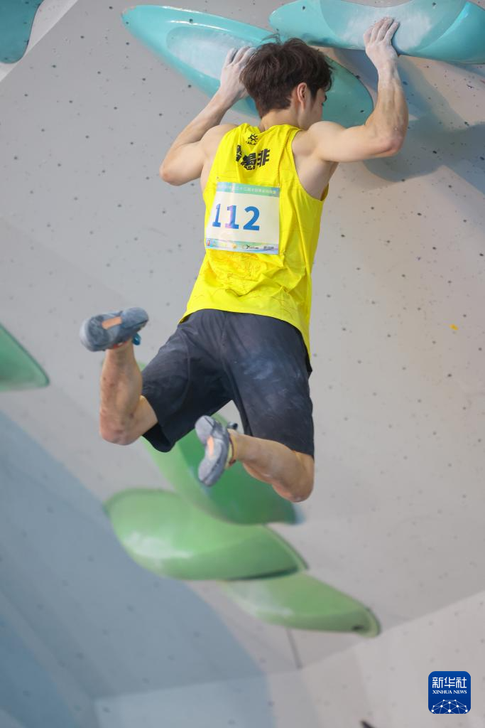全国攀岩锦标赛:潘愚非获得男子攀石决赛冠军