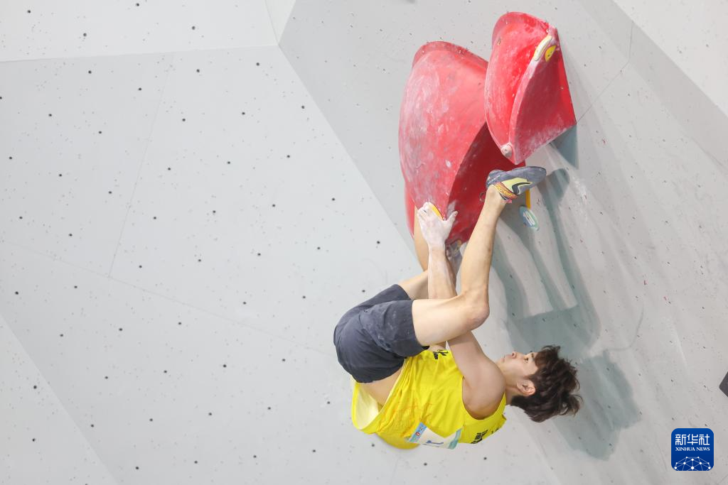 全国攀岩锦标赛:潘愚非获得男子攀石决赛冠军