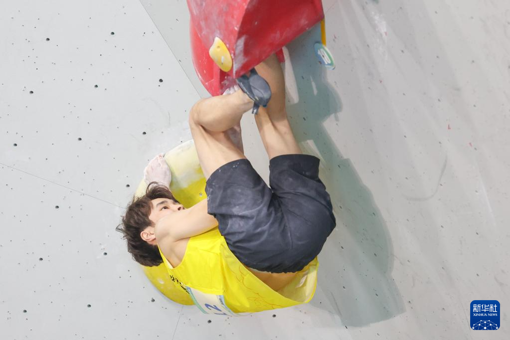 全国攀岩锦标赛:潘愚非获得男子攀石决赛冠军