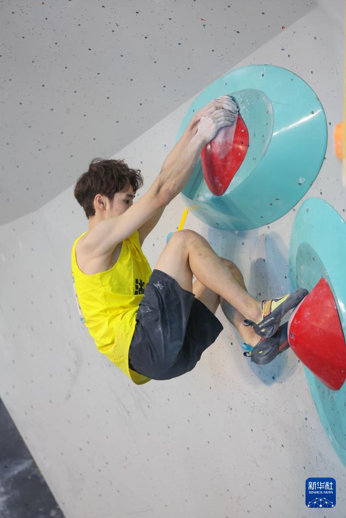 全国攀岩锦标赛:潘愚非获得男子攀石决赛冠军