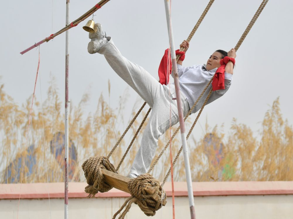追光丨当“她”奔跑,天山也在回应
