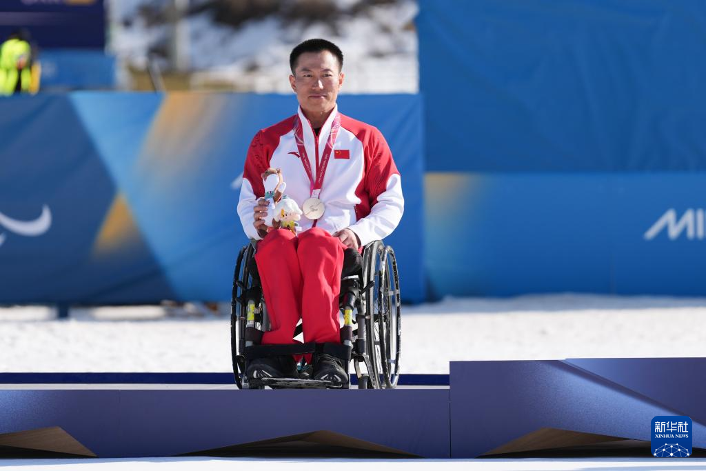 冬残奥会——冬季两项男子中距离(坐姿):中国选手包揽冠亚军
