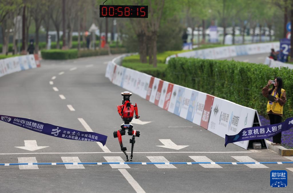 2026北京亦庄半程马拉松暨人形机器人半程马拉松举行