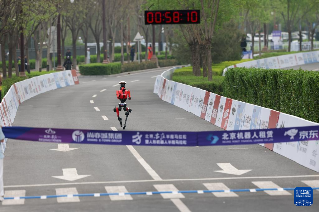 2026北京亦庄半程马拉松暨人形机器人半程马拉松举行