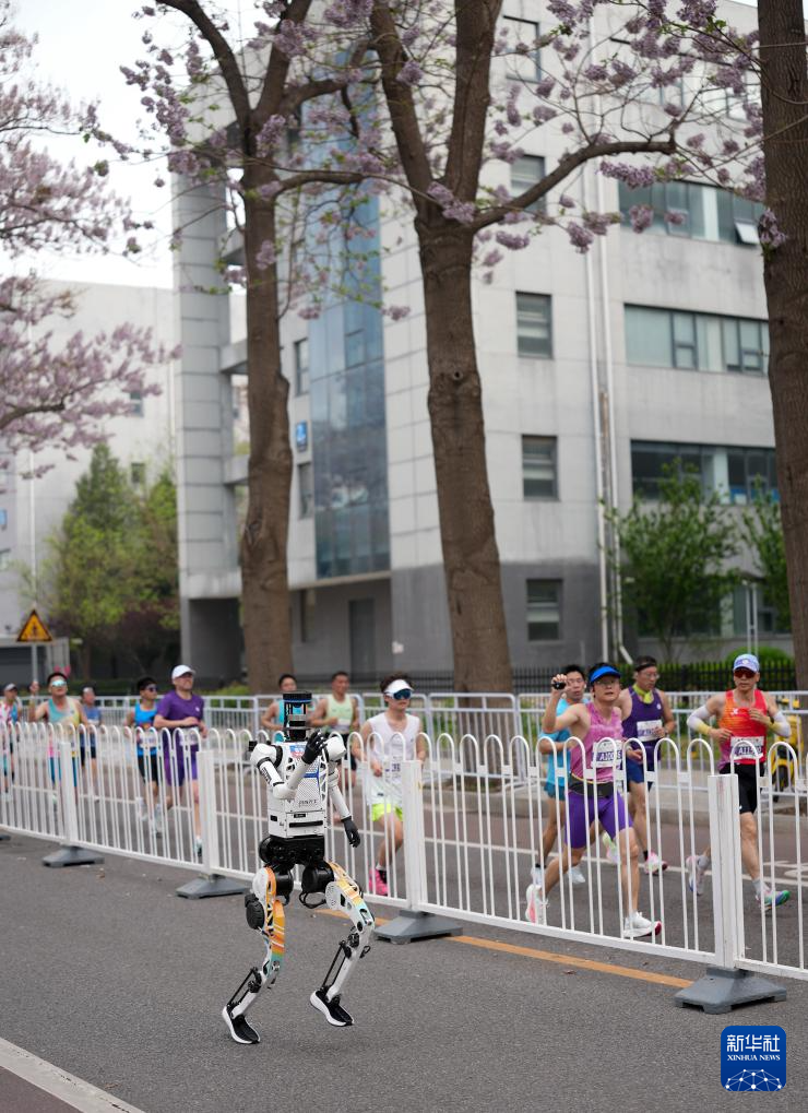 2026北京亦庄半程马拉松暨人形机器人半程马拉松举行