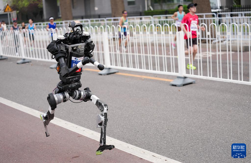 2026北京亦庄半程马拉松暨人形机器人半程马拉松举行