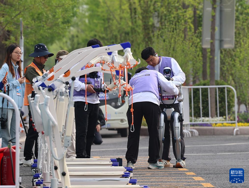 2026北京亦庄半程马拉松暨人形机器人半程马拉松举行