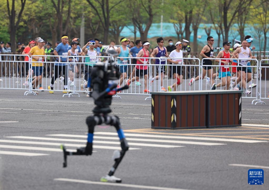 2026北京亦庄半程马拉松暨人形机器人半程马拉松举行