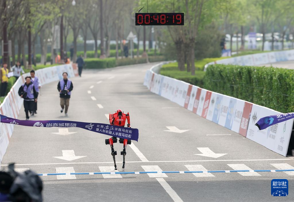 2026北京亦庄半程马拉松暨人形机器人半程马拉松举行