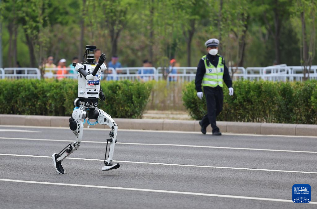 2026北京亦庄半程马拉松暨人形机器人半程马拉松举行