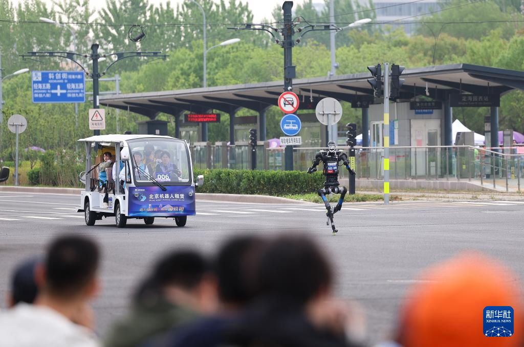 2026北京亦庄半程马拉松暨人形机器人半程马拉松举行