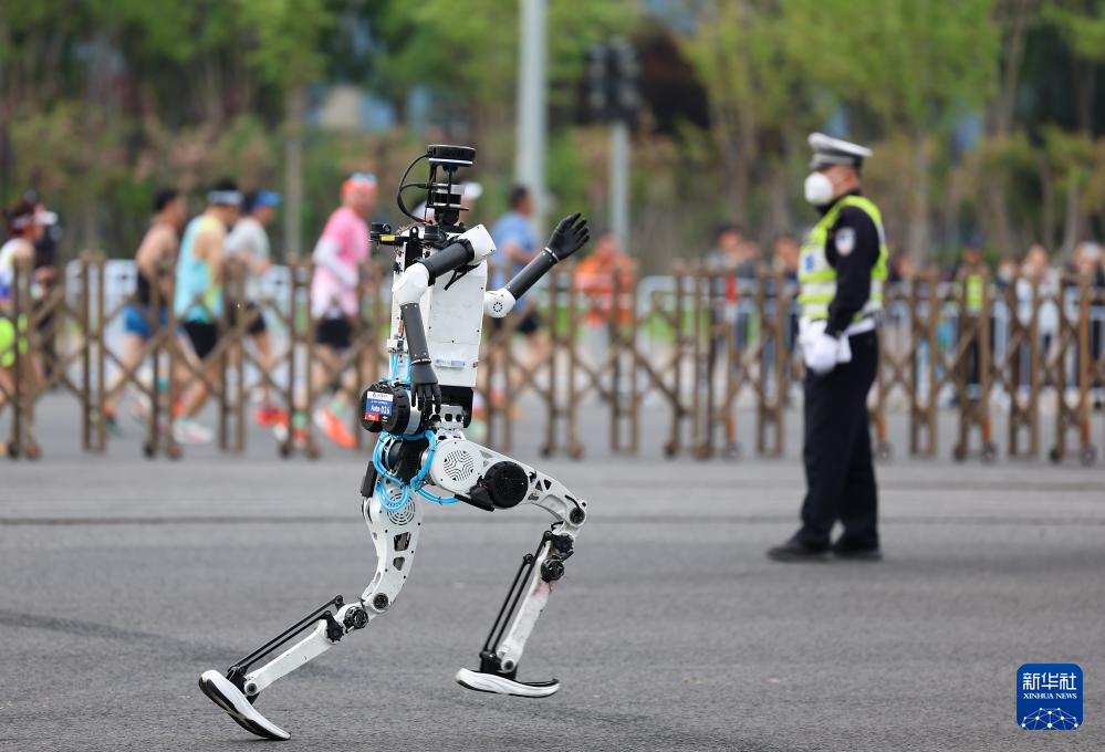 2026北京亦庄半程马拉松暨人形机器人半程马拉松举行
