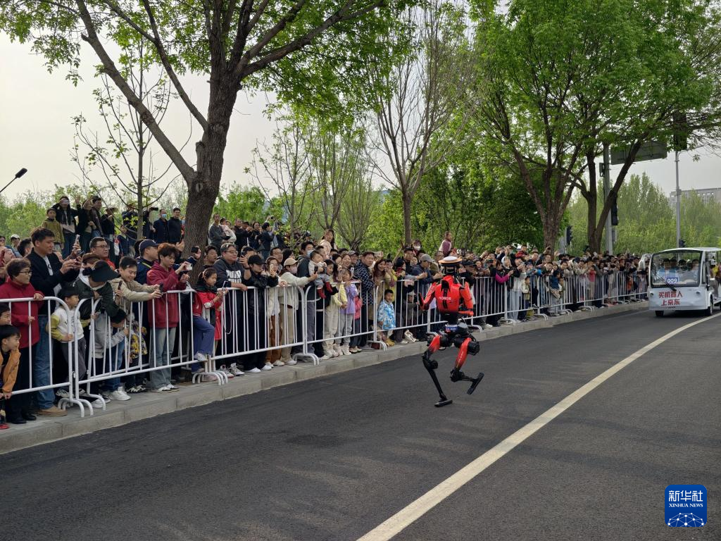 2026北京亦庄半程马拉松暨人形机器人半程马拉松举行
