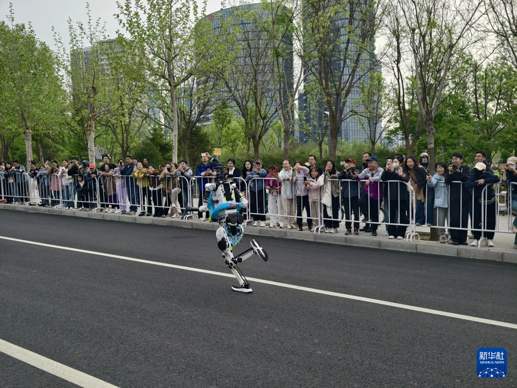 2026北京亦庄半程马拉松暨人形机器人半程马拉松举行