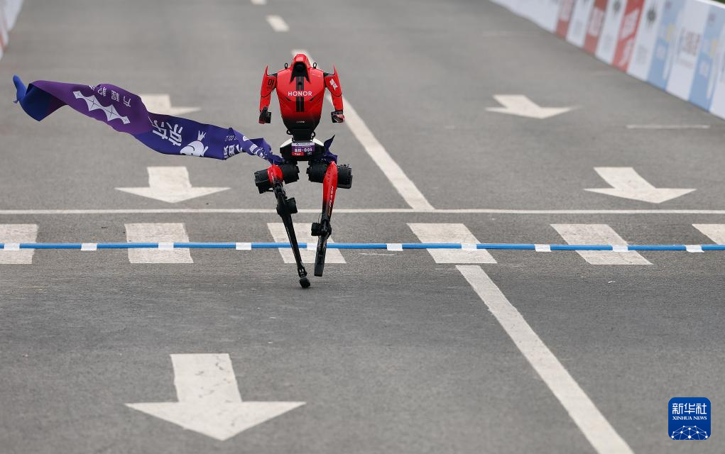 2026北京亦庄半程马拉松暨人形机器人半程马拉松举行