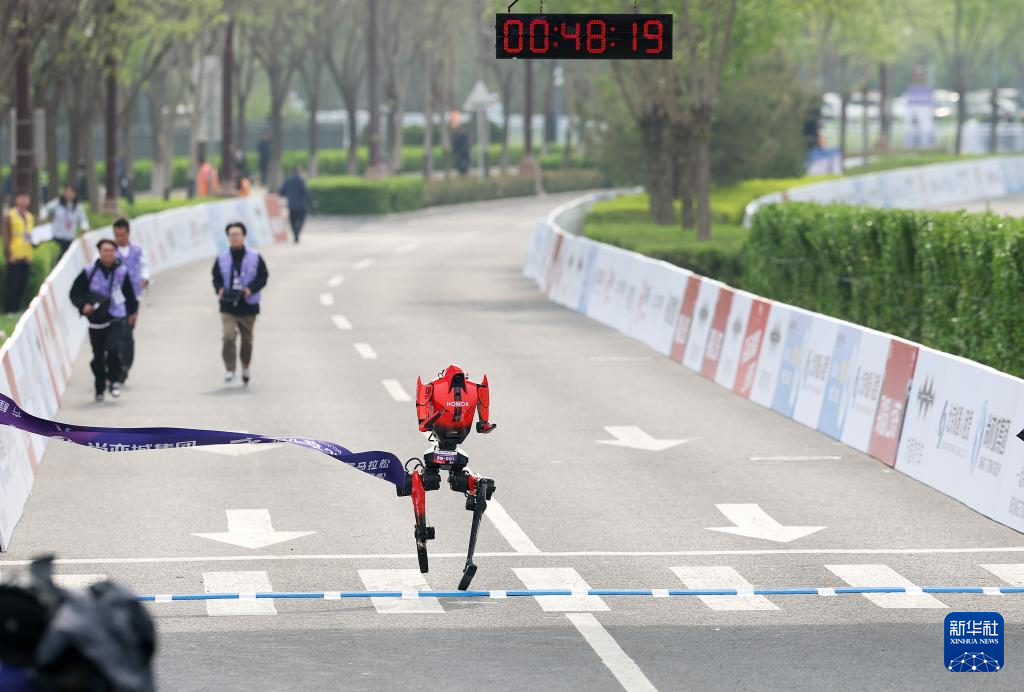 2026北京亦庄半程马拉松暨人形机器人半程马拉松举行