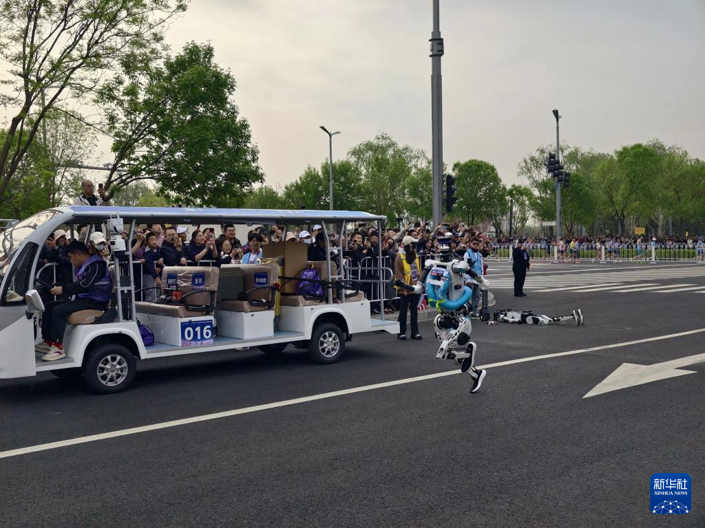 2026北京亦庄半程马拉松暨人形机器人半程马拉松举行
