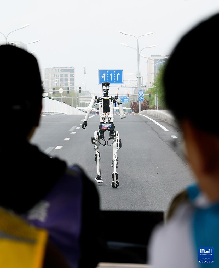 2026北京亦庄半程马拉松暨人形机器人半程马拉松举行