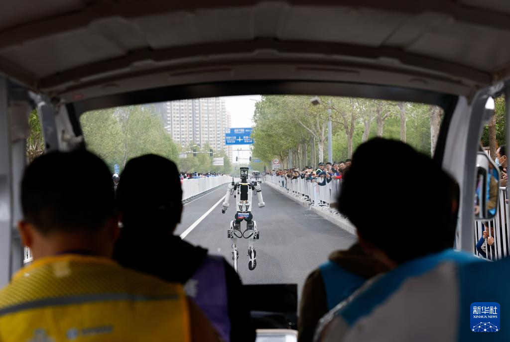 2026北京亦庄半程马拉松暨人形机器人半程马拉松举行