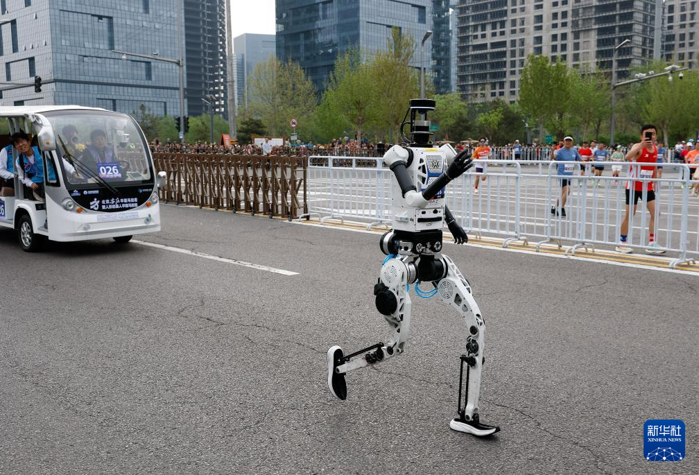 2026北京亦庄半程马拉松暨人形机器人半程马拉松举行