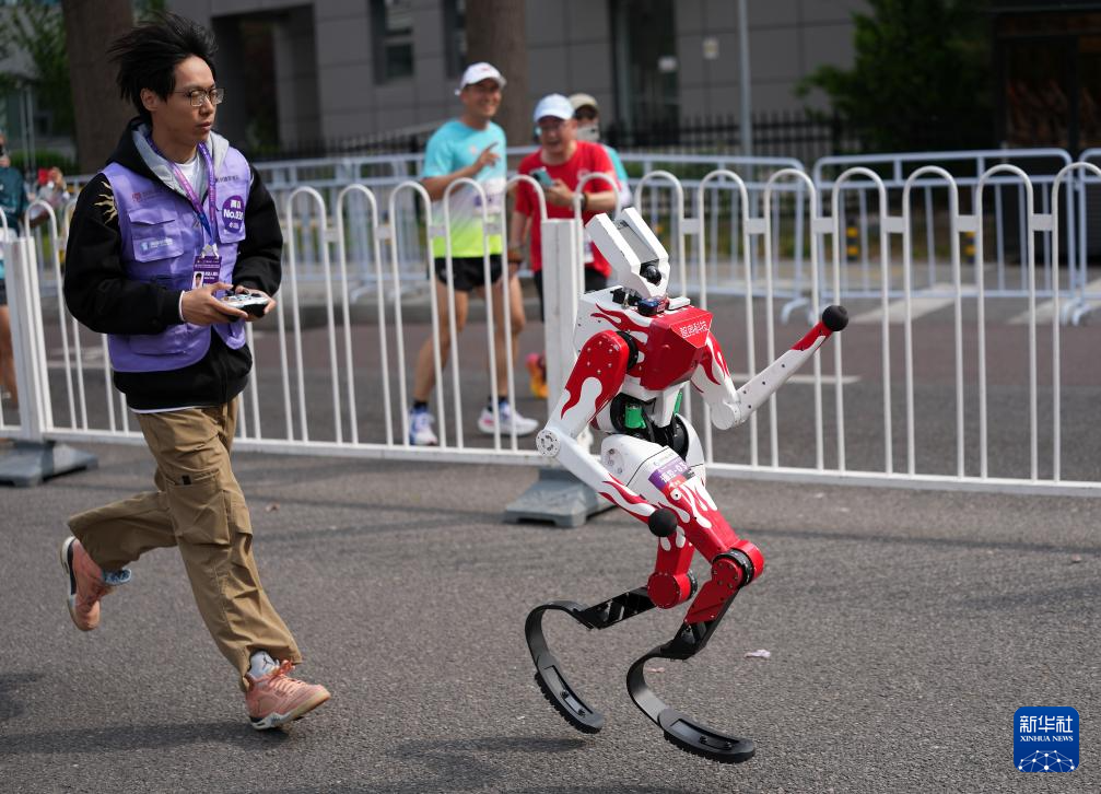 2026北京亦庄半程马拉松暨人形机器人半程马拉松举行