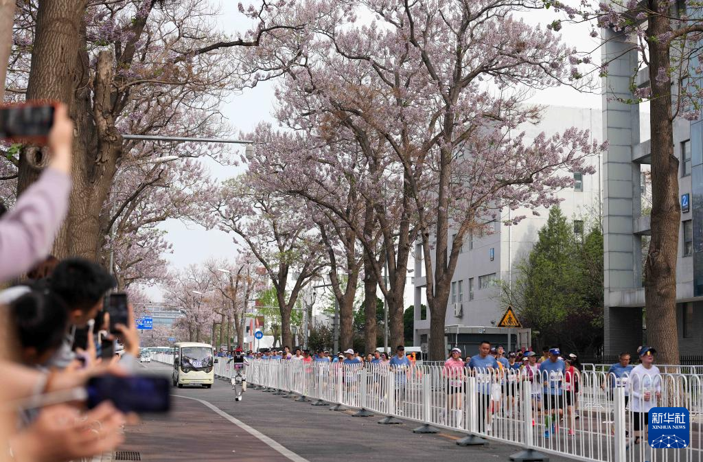 2026北京亦庄半程马拉松暨人形机器人半程马拉松举行