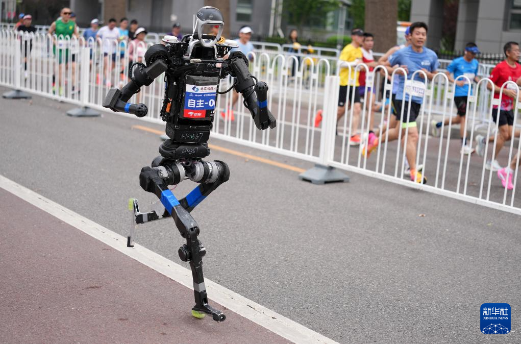2026北京亦庄半程马拉松暨人形机器人半程马拉松举行