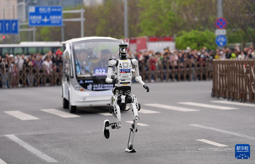2026北京亦庄半程马拉松暨人形机器人半程马拉松举行